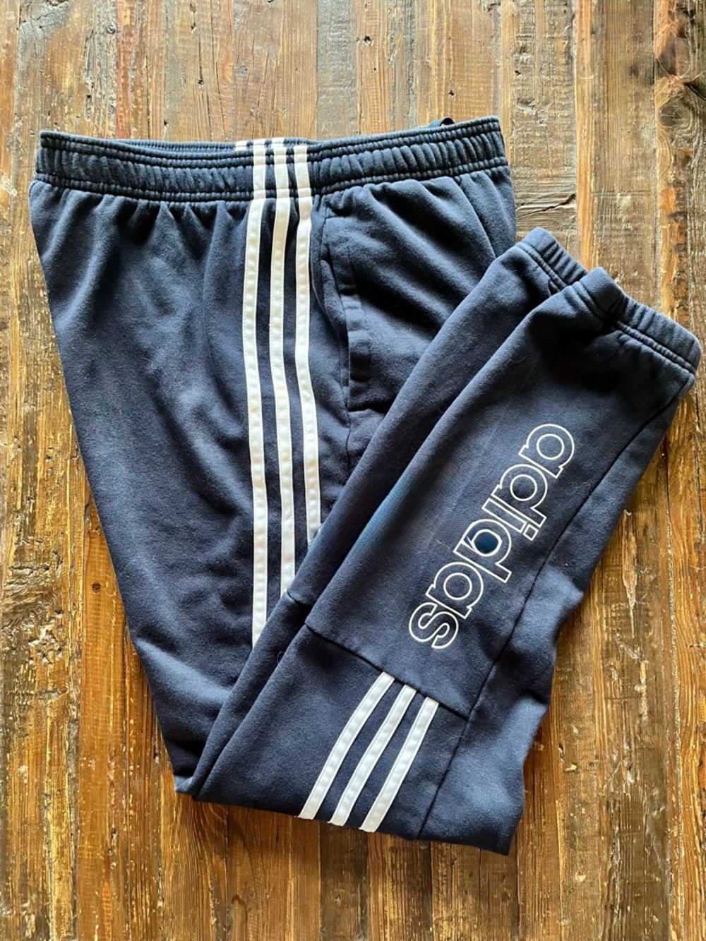 adidas men’s Navy three stripe Sweatpant joggers with spellout logo 
Sz M EUC